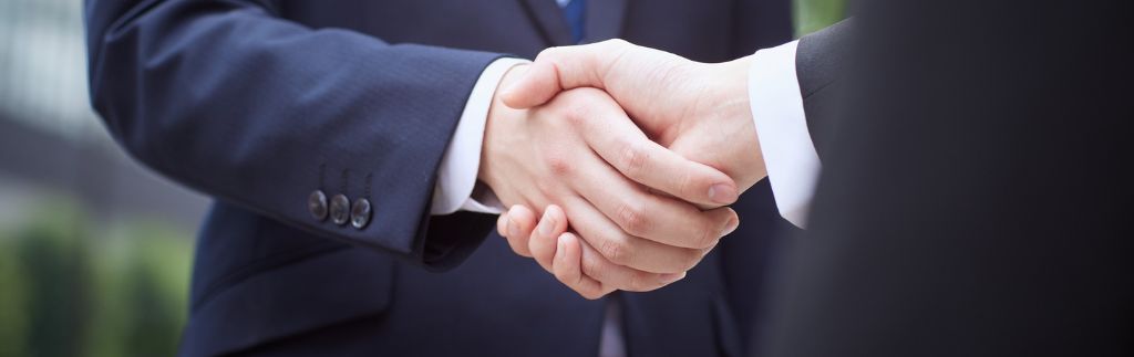 Poignée de main entre deux hommes d’affaires concluant un contrat de cession d’actions en Thaïlande