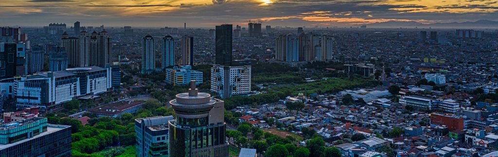 Skyline von Bangkok bei Sonnenuntergang, Symbol für wirtschaftliches Wachstum und internationale Investitionen unter dem Board of Investment