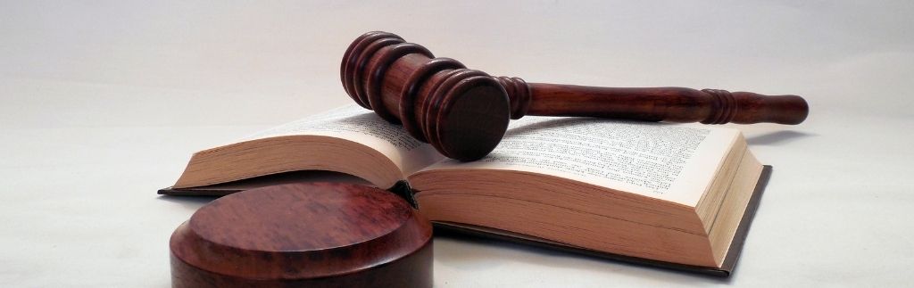 Gerichtshammer und Gesetzbuch – Symbol für thailändisches Recht und das Alkoholverkaufsverbot in Thailand