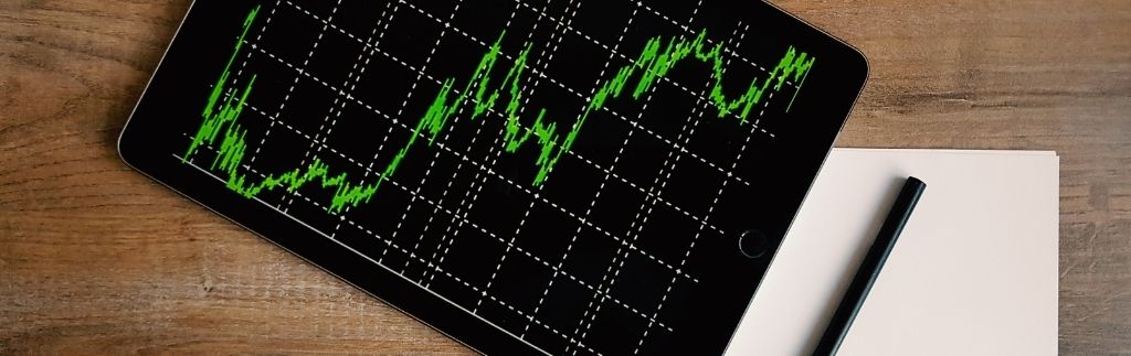 mano che tiene delle banconote, simbolo del recupero crediti in Thailandia