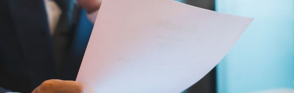 Geschäftsperson überprüft ein Dokument – Symbol für Vertragsprüfung und rechtliche Sicherheit im Rahmen des Vertragsrecht Thailand.