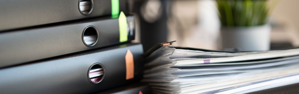 Aktenordner und Dokumente auf einem Schreibtisch – Symbolbild für Studentenvisum in Thailand.