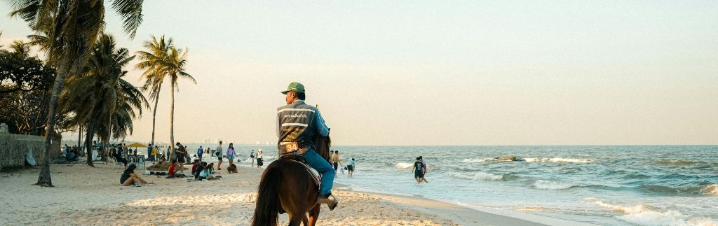 Reiter am Strand von Hua Hin – Symbolbild für Rentnervisum Thailand und Leben im Ruhestand am Meer.