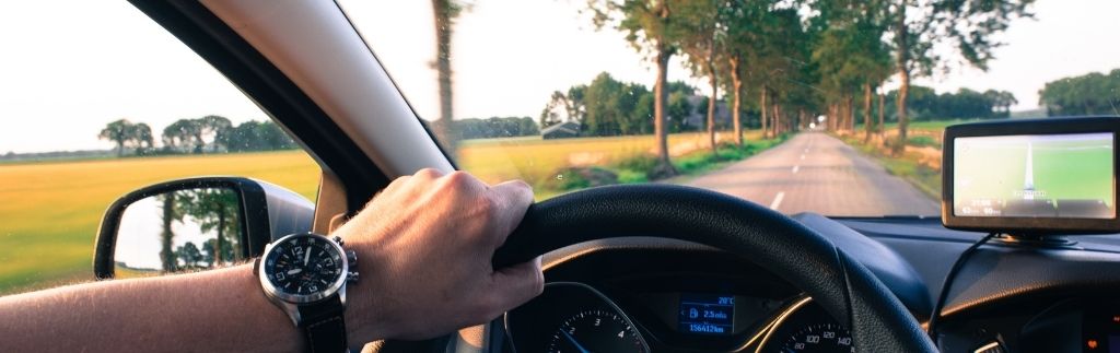 Autofahrer auf Landstraße – Symbolbild für Führerschein in Thailand.
