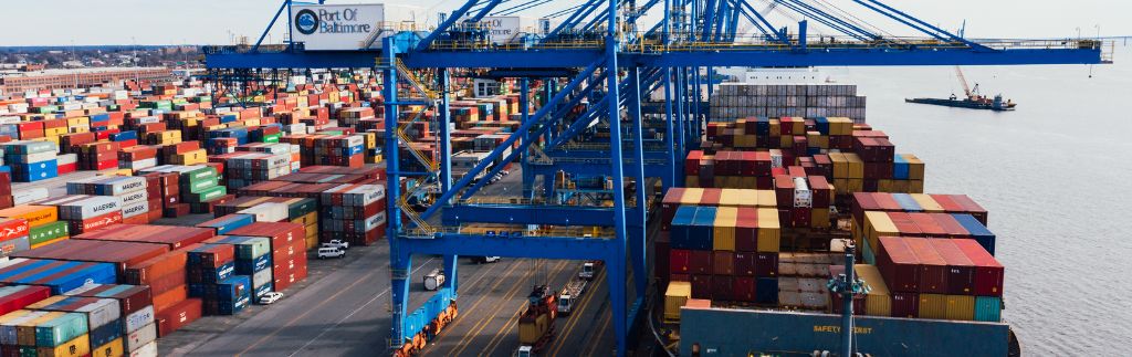 Container e gru portuali in un grande terminal marittimo, simbolo del commercio internazionale e dei dazi doganali in Thailandia.