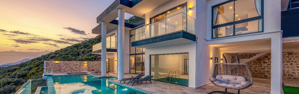 Villa moderna con piscina e vista panoramica al tramonto, simbolo del sogno di comprare casa a Koh Samui.