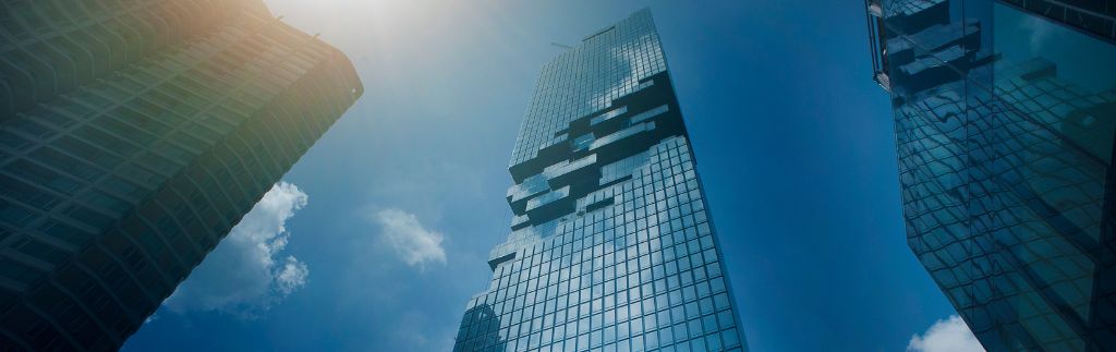Modern glass skyscrapers under the Bangkok sun, symbolizing Thailand’s growing innovation hub and ideal environment for start-up Thailand investors.