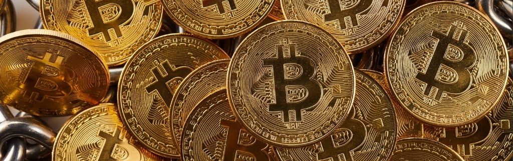 Monete d’oro con il simbolo Bitcoin, rappresentazione del mercato delle criptovalute a Dubai e delle sue opportunità finanziarie.