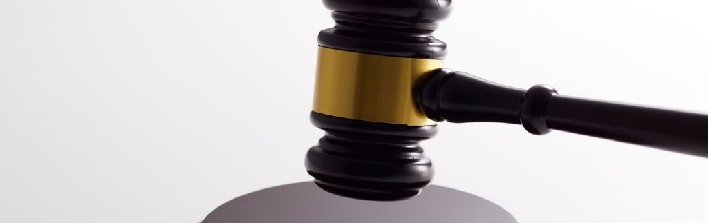 Martelletto da giudice utilizzato in un’aula di tribunale, simbolo della legge sulla prostituzione in Thailandia.