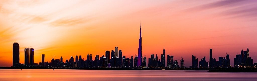 Panorama di Dubai al tramonto con il Burj Khalifa, simbolo dell’applicazione dell’IVA a Dubai.