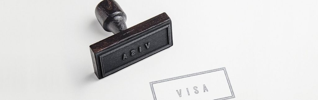 Timbro con la scritta “VISA” su un documento, simbolo del visto DTV per la Thailandia.