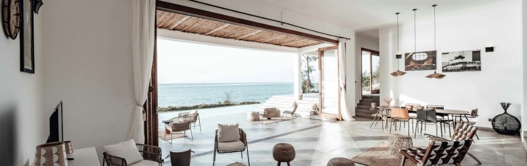 Modernes Strandhaus mit offenem Wohnbereich und Meerblick – Symbol für ein Haus am Meer Thailand.