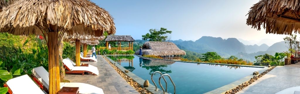 Hotel Thailand kaufen – tropisches Resort mit Pool und Bergblick.