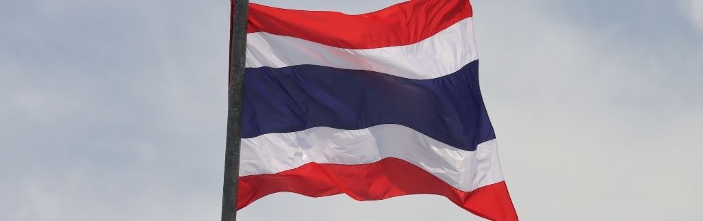 Bandiera della Thailandia che sventola contro il cielo, simbolo della cittadinanza thailandese.