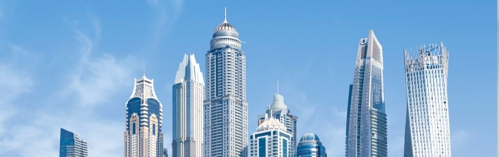 skyline moderno di Dubai con grattacieli, simbolo della crescita economica e del sistema delle tasse a Dubai