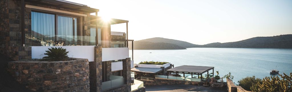 Современная вилла у моря на фоне гор на рассвете — идеальный вариант для тех, кто хочет купить дом в Краби.