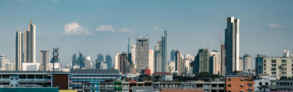 Skyline of Bangkok representing the modern real estate market and agenzia immobiliare Thailandia services.