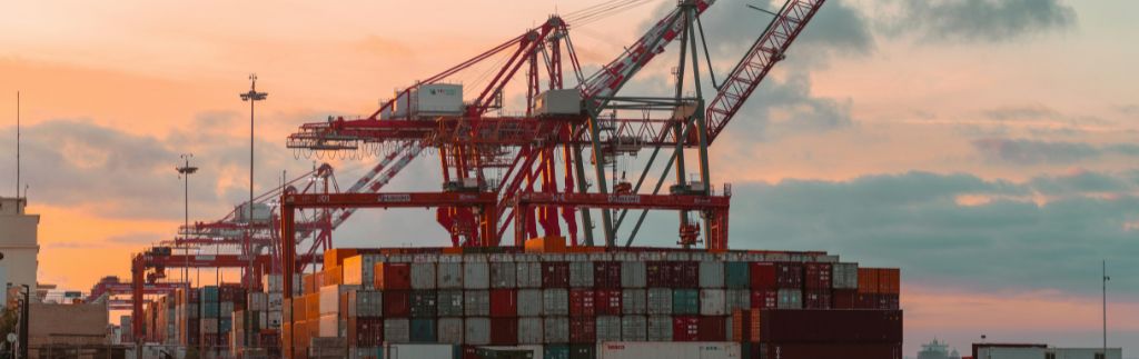 Containerhafen in Thailand bei Sonnenuntergang – Symbol für internationalen Handel, Logistik und Importzoll in Thailand.