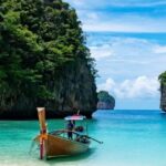 Vue paradisiaque d’une plage thaïlandaise illustrant le rêve de s’installer en Thaïlande