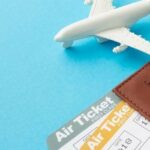 Image représentant un passeport, un billet d’avion et un globe, illustrant la pratique du visa run en Thaïlande.