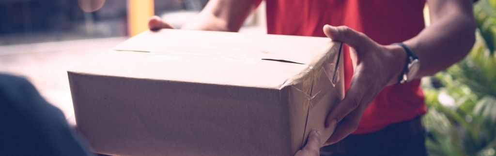 Consegna di un pacco da parte di un corriere, simbolo dei controlli e delle procedure della dogana thailandia.