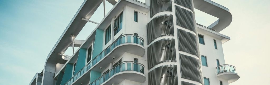 Edificio moderno con terrazze panoramiche, simbolo degli investimenti immobiliari Thailandia.