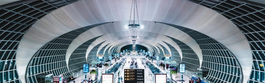 Interno moderno di un aeroporto internazionale, punto di ingresso per chi viaggia con visto turistico per la Thailandia