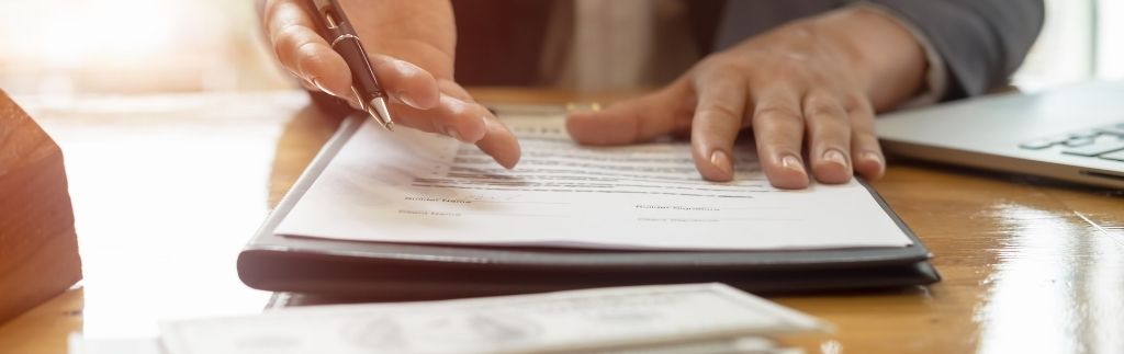 Sozialversicherung in Thailand – signing legal documents for employee registration and compliance