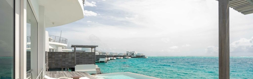 Villa moderna sul mare con terrazza e piscina privata, esempio di proprietà di lusso tipica di chi desidera costruire casa in Thailandia.