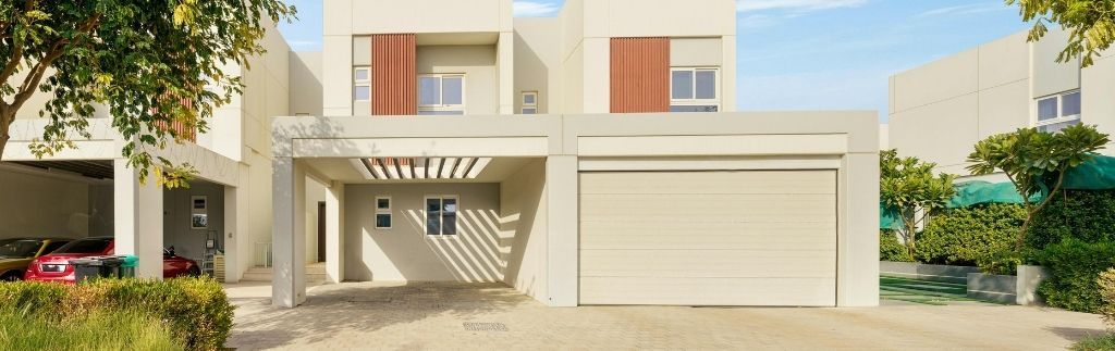 Abitazione moderna con garage e giardino, tipico esempio di proprietà ideale per comprare casa a Pattaya