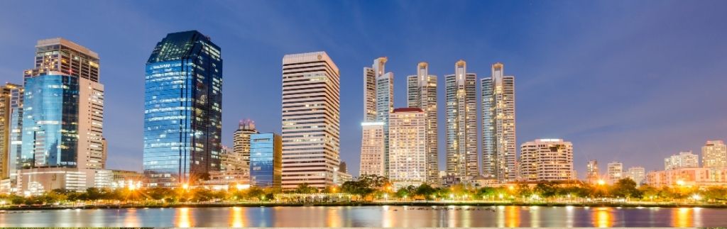 Skyline di Bangkok al tramonto, rappresentativo delle zone più richieste per comprare casa a Bangkok