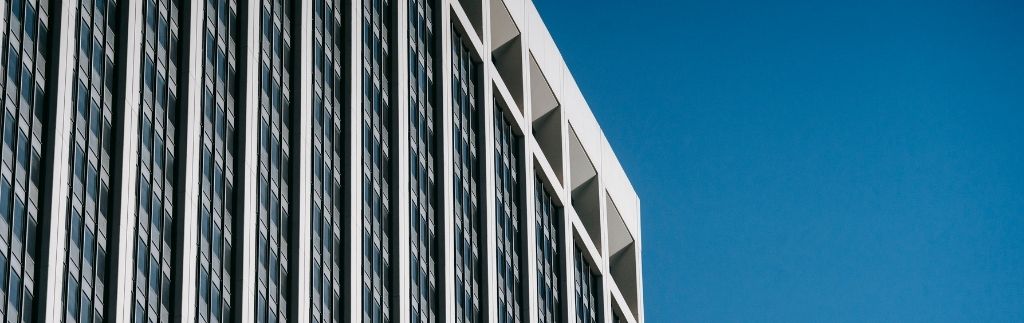 Современное офисное здание в Бангкоке, символизирующее возможности для открыть бизнес в таиланде