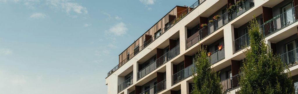 Facciata moderna di un edificio residenziale simile ai complessi di appartamenti a Pattaya.