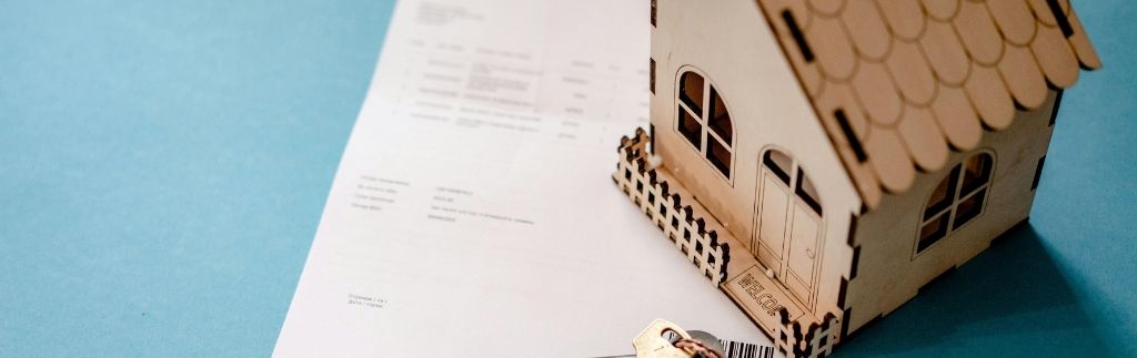 Modellhaus neben einem Mietvertrags in Thailand zur Darstellung eines Immobilien-Leasingvertrags