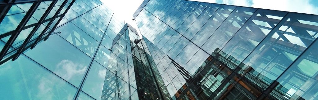 Moderne Bürogebäude in Bangkok – Symbol für die Unternehmensgründung in Thailand.
