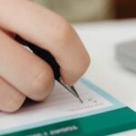 Remplissage d’un formulaire administratif lié à la déclaration TM30 Thaïlande pour l’immigration