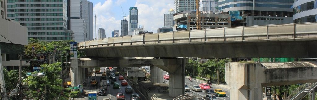 Traffico e infrastrutture moderne a Bangkok, ciò che molti valutano quando decidono di andare a vivere in Thailandia