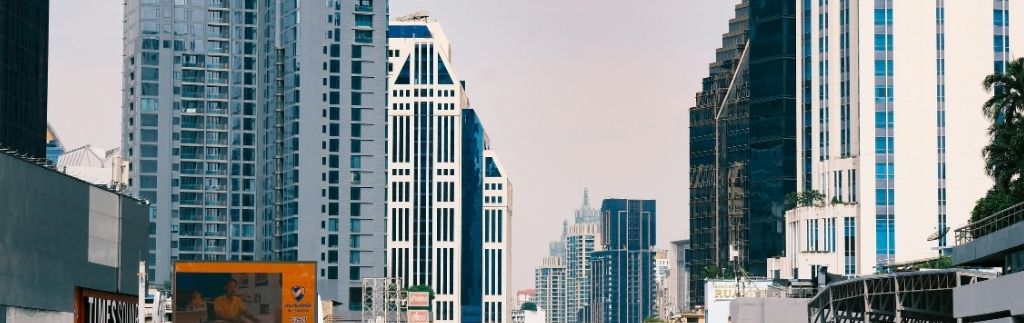 Skyline moderno di Bangkok con grattacieli e condomini, simbolo delle opportunità negli immobili Thailandia