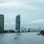 Stadtansicht von Bangkok mit Hochhäusern am Fluss – leben in Bangkok