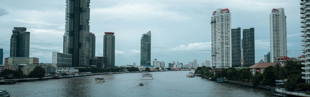 Stadtansicht von Bangkok mit Hochhäusern am Fluss – leben in Bangkok