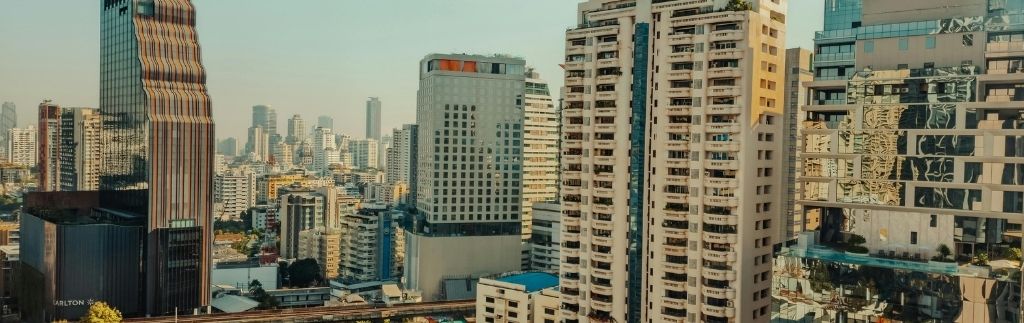 Moderne Stadtansicht von Bangkok – Ideal für Ausländer, die in Thailand eine Wohnung kaufen möchten.