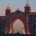 Atlantis The Palm a Dubai, simbolo di lusso e opportunità per chi sceglie di avviare un'attività nella zona franca di Dubai.