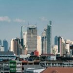 Panorama urbano della capitale thailandese che rappresenta la vita a Bangkok tra modernità, edifici residenziali e distretti economici