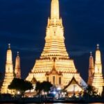 Beleuchteter Tempel Wat Arun bei Nacht als Symbol für leben in Thailand und kulturelle Identität Bangkoks