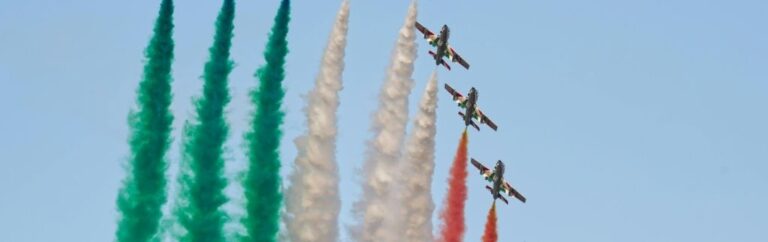 Aerei acrobatici con scie tricolori che rappresentano la presenza e il dinamismo delle aziende italiane in Thailandia