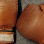 Guantoni da Muay Thai in Thailandia utilizzati per allenamento tradizionale in palestra certificata