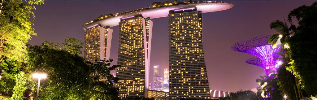 Marina Bay Sands Singapore skyline at night illustrating VAT Singapour business environment