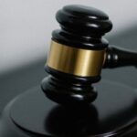 Motorradunfall in Thailand – Richterhammer als Symbol für rechtliche Rechte und Pflichten nach einem Verkehrsunfall in Thailand