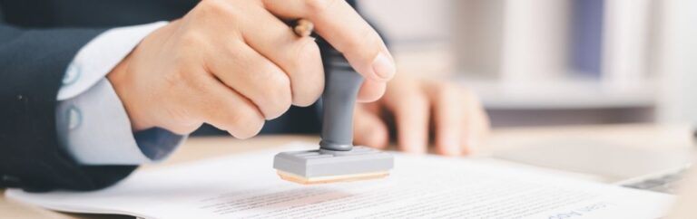 Un notaire public en Thaïlande apposant son sceau sur un document légal.