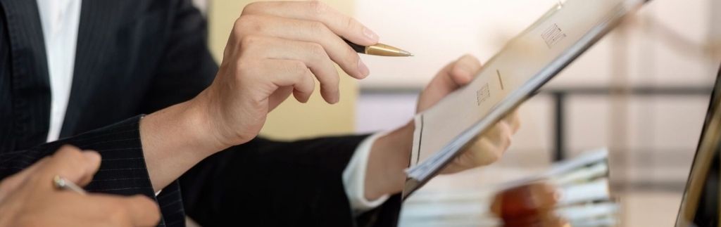 Contentieux administratif en Thaïlande – deux avocats examinent un dossier juridique